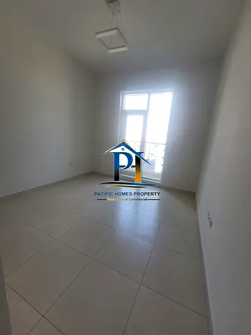 1 MONTH FREE HUGE SIZE 2 BHK WITH BOTH MASTER ROOM 3 BATHS BALCONY PARKING CLOSE TO ZULEKHA HOSPITAL IN 75K