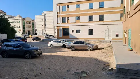 للبيع  أرض زاوية وسكة (سكني استثماري- شقق) – (تصريح ارضي+2 طابق)  بمنطقة المصلي مدينة الشارقة