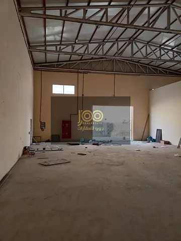 Warehouse for rent in Umm Al Quwain, with a large area suitable for various commercial and industrial activities for storage or manufacturing.