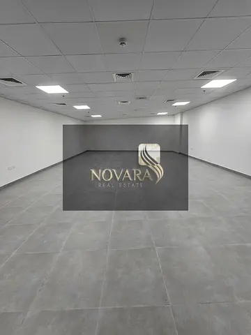 مكتب للإيجار السنوي في الراشدية 1 – موقع استراتيجي قرب فندق رامادا بلاك بمساحة 943 قدم شامل الكهرباء والماء