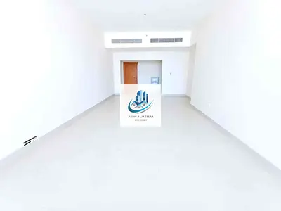 شقة فاخرة مكونة من 3 غرف نوم مع شرفة وخزانة ملابس وغرفة خادمة وصالة ألعاب رياضية وحمام سباحة وموقف سيارات مجاني في النهدة الشارقة