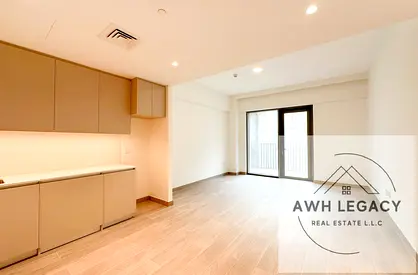 Brand New | Large Living | Directly on Creek Beach