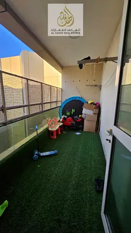 غرفه وصاله مع اتنين حمام وموزع كبير وخزائن بالحائط اكبر مساحه فى عجمان طابق عالى واطلاله مفتوحه
