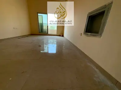 Two bedrooms, a living room, two bathrooms, and a balcony with an open view of the main street. Excellent location and spacious areas, close to the Du