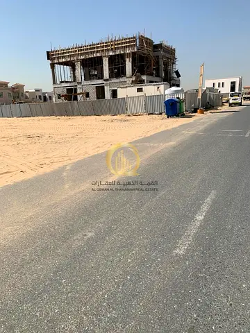 ارض للبيع في الشارقة منطقة الحوشي مساحة 9100 قدم مربع  موقع ممتاز مقابل القصور  على شارعين امامي وخلفي  تملك حر للعرب