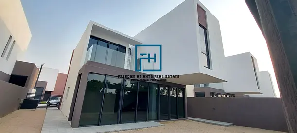 عرض خاص ومحدود! فيلا مستقلة بالكامل بأربع غرف نوم للبيع في وسط الجادة