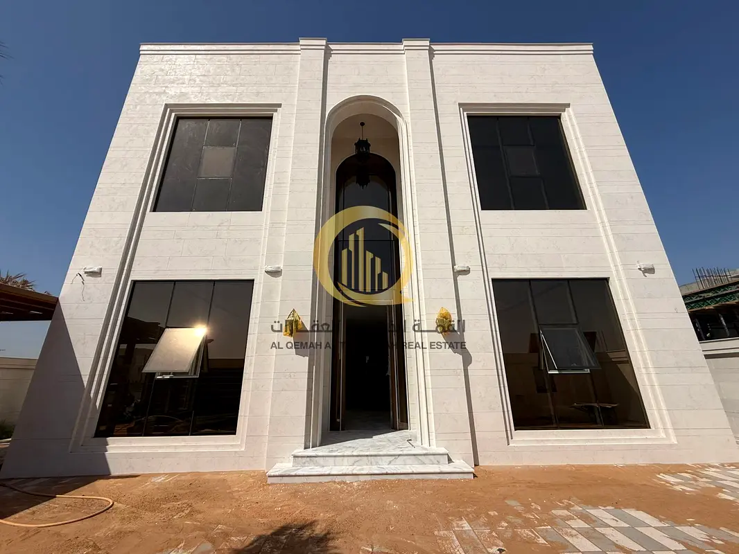 فيلا حديثة في الحوشي مساحه الارض (5457 ) قدم تتكون من  5 غرف نوم ماستر