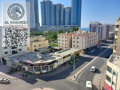 شقة فاخرة باطلالة بحرية مميزة  على من قلب عجمان