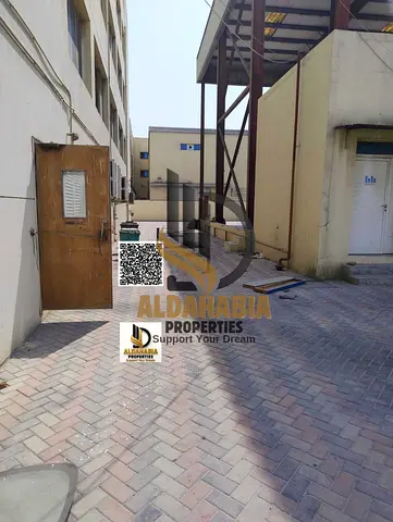 للبيع – شبرة مع بناية سكنية في أم القيوين