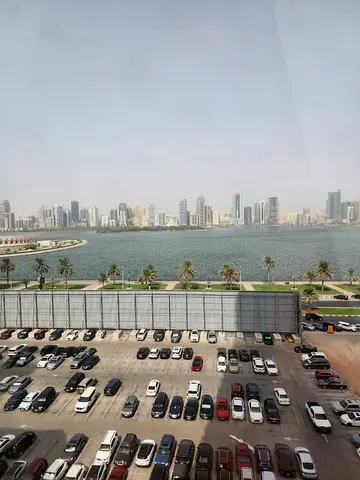 📢 شقة فاخرة مفروشة بالكامل للإيجار مطلة على البحيرة -منطقة المجاز 3 – الشارقة