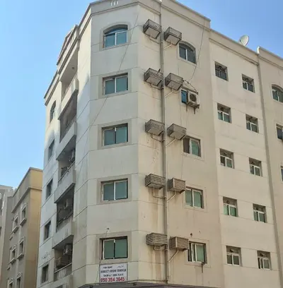 للبيع بناية زاوية  بإمارة الشارقة بمنطقة المجرة حى شرق