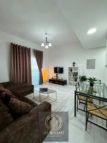غرفه وصاله اول ساكن مساحه كبيره اطلاله بحريه فري عصري جديد