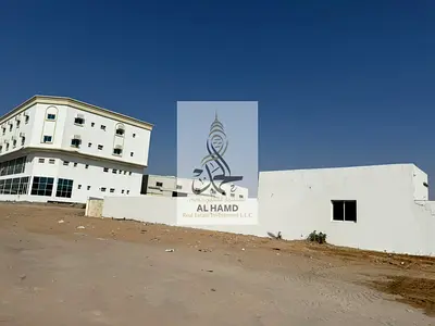 للأيجار من المالك مباشر ارض مسورة في ام القيوين مكونة من حوطة وغرفة مساحة 53500قدم