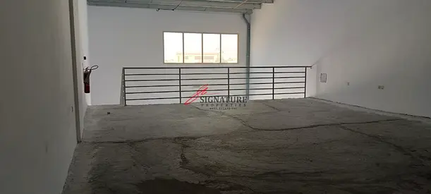 مستودع جديد تمامًا بمساحة 2433 قدمًا مربعًا مع ميزانين للإيجار، كهرباء ثلاثية الطور في منطقة الجرف الصناعية 2، عجمان