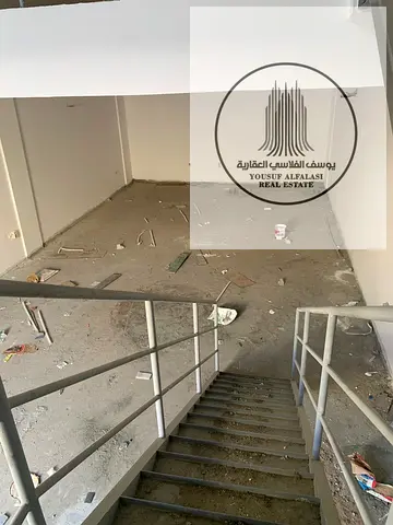 مستودع 2273 قدم على شارع رئيسى كهرباء 22 كيلووات جديد