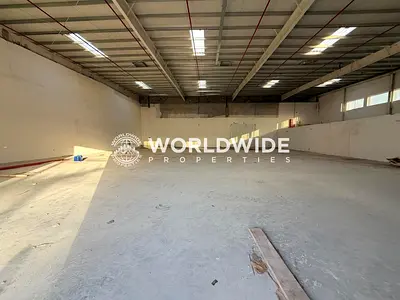 مستودع جديد كليًا بإطلالة على الطريق الرئيسي، مُصمم للإنتاج والتخزين والتجميع.