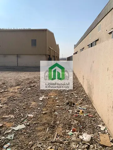 أرض صناعية مع مستودع للإيجار