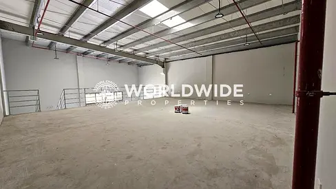 مستودع بمساحة ٣٥٠٠ قدم مربع مع طابق ميزانين للإيجار في موقع مميز | منطقة الجرف الصناعية، عجمان