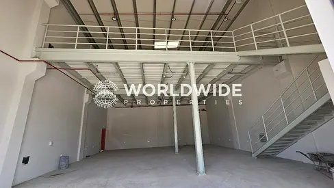 مستودع بمساحة ٣٥٠٠ قدم مربع مع طابق ميزانين للإيجار في موقع مميز | منطقة الجرف الصناعية، عجمان