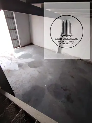 مستودع في عجمان الصناعية 1مساحة 1700 قدم. بكهرباء عالية (25KW) وموقع استراتيجي