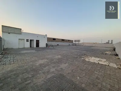 للايجار في الشارقه   منطقه الصجعه الصناعيه   حوطه مساحه ١٠٠٠٠ قدم موقع مميز جدا