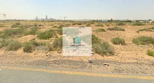 للبيع أرض سكنية في مدينة تلال الشارقة – زون C 📍 موقع استراتيجي على شارع الإمارات مباشرة
