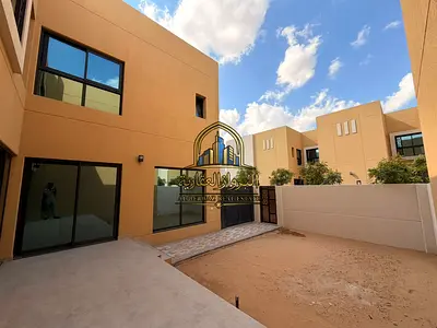 فيلا فاخرة واسعة مكونة من 4 غرف نوم للإيجار في مدينة الشارقة المستدامة