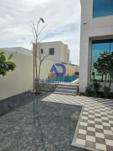 🏡 للبيع فيلا راقية في منطقة حوشي – تشطيبات عالية الجودة  🔹 مساحة الأرض: 3150 قدم 🔹 مساحة البناء: 2600 قدم 🔹 تتألف من طابقين (أرضي + أول)  الطابق الأرضي: صالة مع حمّام  مجلس مع حمّام  مطبخ  الطابق الأو