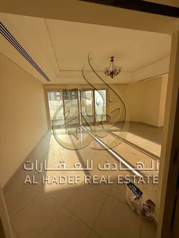 🏢 شقة سكنية راقية متاحة في إمارة الشارقة 📍 منطقة المجاز 3 – موقع مميز وحيوي