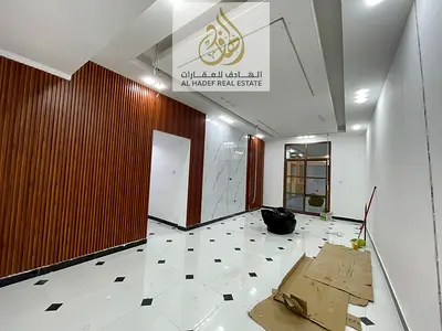 غرفتين وصاله مع اتنين حمام تشطيبات مختلفه وممتازه جدا ومساحات كبيره واطلاله مفتوحه في موقع متميز جدا