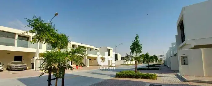 شقة واسعة بتصميم مميز، سعرها 2 مليون راند، مفروشة بالكامل، تقع في موقع متميز، مناسبة للسكن والاستثمار، وسعرها أقل من سعر السوق.