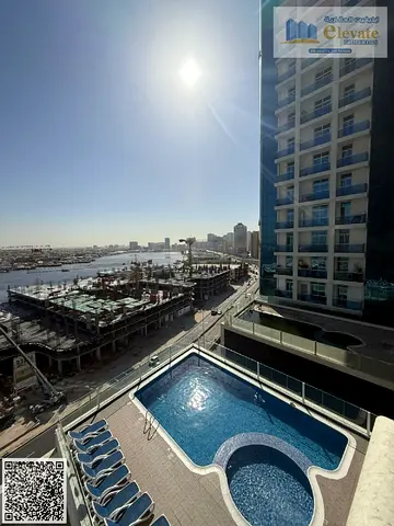 شقة واسعة من 3 غرف نوم للبيع | موقف سيارات، حمام سباحة، صالة ألعاب رياضية وموقع مميز!