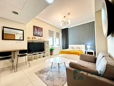 Luxury City Escape With Balcony: Short-Term Stays at Executive Bay, Business Bay 🌟