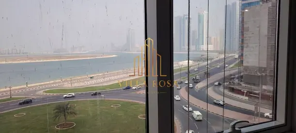مكتب تجاري فاخر للبيع في أرقى مناطق الشارقة بإطلالة خلابة على البحيرة