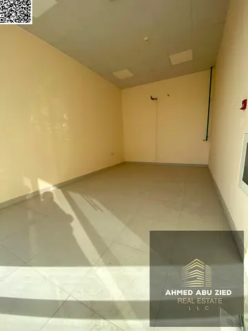 محل تجاري بمساحة كبيرة للإيجار السنوي في الروضة 1 موقع حيوي جداً بجوار شارع الشيخ خليفة بن زايد وشارع الشيخ عمار بن حميد مناسب لجميع الأنشطة التجارية