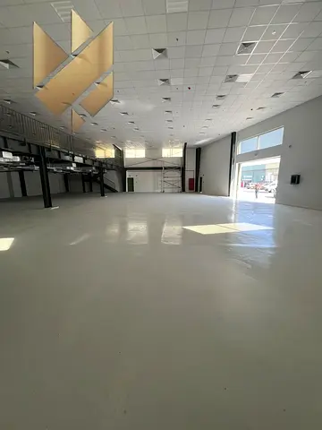 مصنع للإيجار في المنطقة الصناعية ١٧، الشارقة ارتفاع السقف: حوالي ١٢ متراً  سعة الكهرباء: ٢٠٠ كيلوواط  بمساحة إجمالية ١٧,٠٠٠ قدم مربع