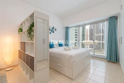 Lake and Pool View Studio | Walk to Metro | Cosy