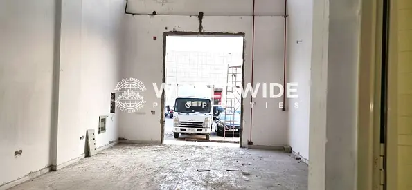 صالة عرض جديدة كلياً مطلة على الطريق الرئيسي للإيجار بسعر 85 ألف درهم إماراتي | الجرف 1، عجمان