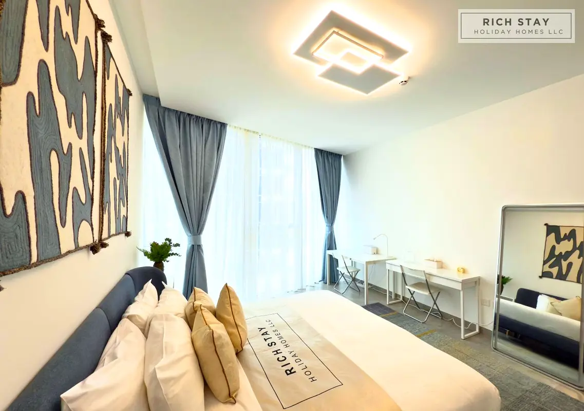 Low Floor | City Views