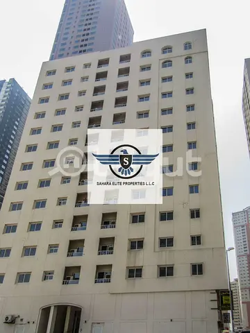 عرض مميز! شقة غرفتين وصالة بإيجار ٤٤ ألف درهم مع صالة واسعة، قريبة من حديقة النهدة، الشارقة. اتصل على جاويد