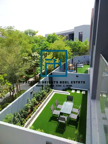 4BED middle Unit Prime Location