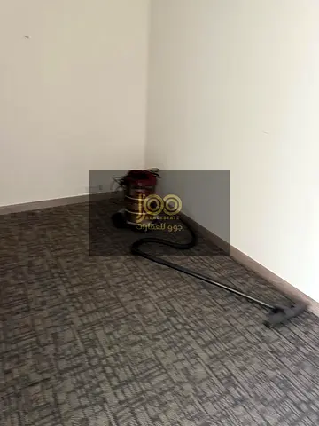 محل مساحة 810 قدم السعر 65,000 على اربع دفعات او  السعر 55,000 على دفعة وحده