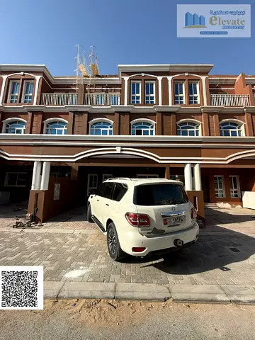 فيلا تاون هاوس مكونة من أربع غرف نوم للإيجار