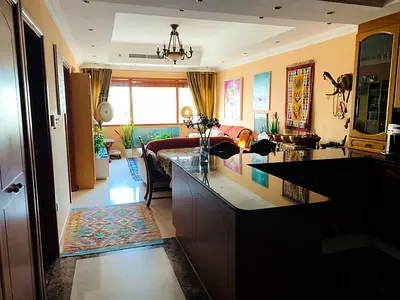 Fully Furnished 1br+Exta Room! 2 Parkings!Upgarded