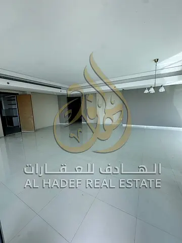 للبيع – شقة فاخرة بإطلالة كاملة على البحر 🌊 إطلالة بانورامية مباشرة على البحر 🏢 مساحات واسعة وتشطيبات مميزة  المواصفات: 🛏️ غرفتين نوم ماستر 🧺 غرفة