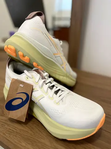 ASICS GEL-KAYANO 32 – Brand New – US 9 – White – AED 550