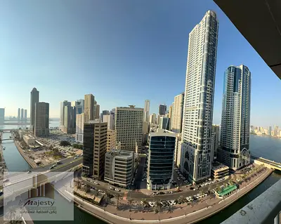 للإيجار شقة مميزة في برج كوين – المجاز 3 القصباء، مساحة 1400 قدم، 3 غرف وصالة واسعة، إطلالة مباشرة على القناة بسعر 70,000 درهم