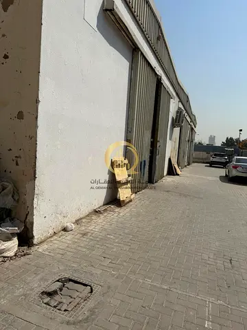 (58) Huge investment opportunity: Built-up land consisting of apartments - studios - staff accommodation - commercial shops