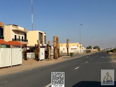 موقف سيارات واسع | على الطريق الرئيسي | أرض فلل | موقع مميز للبيع | الهيلو 1