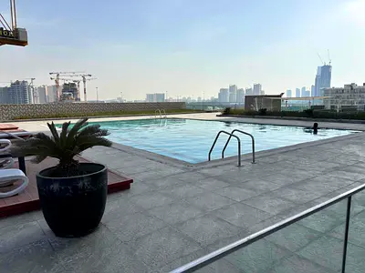 مساحة كبيرة | شاغرة | مفروشة بالكامل | طابق علوي